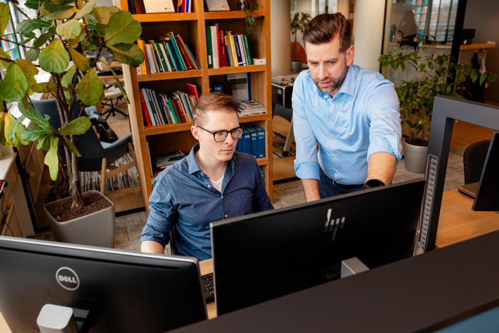 Meekijken met opdrachtgever op scherm Bedrijfsreprotage HERBA Business Development 56 1024x683